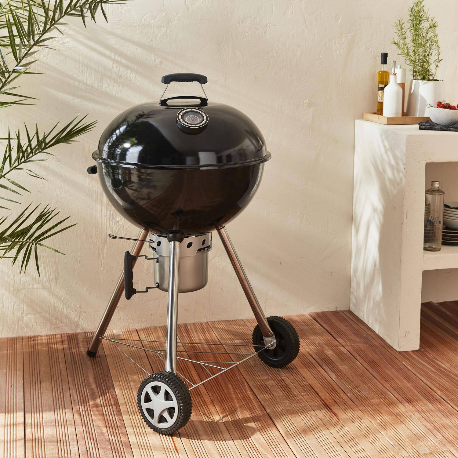 Premium charcoal kettle barbecue