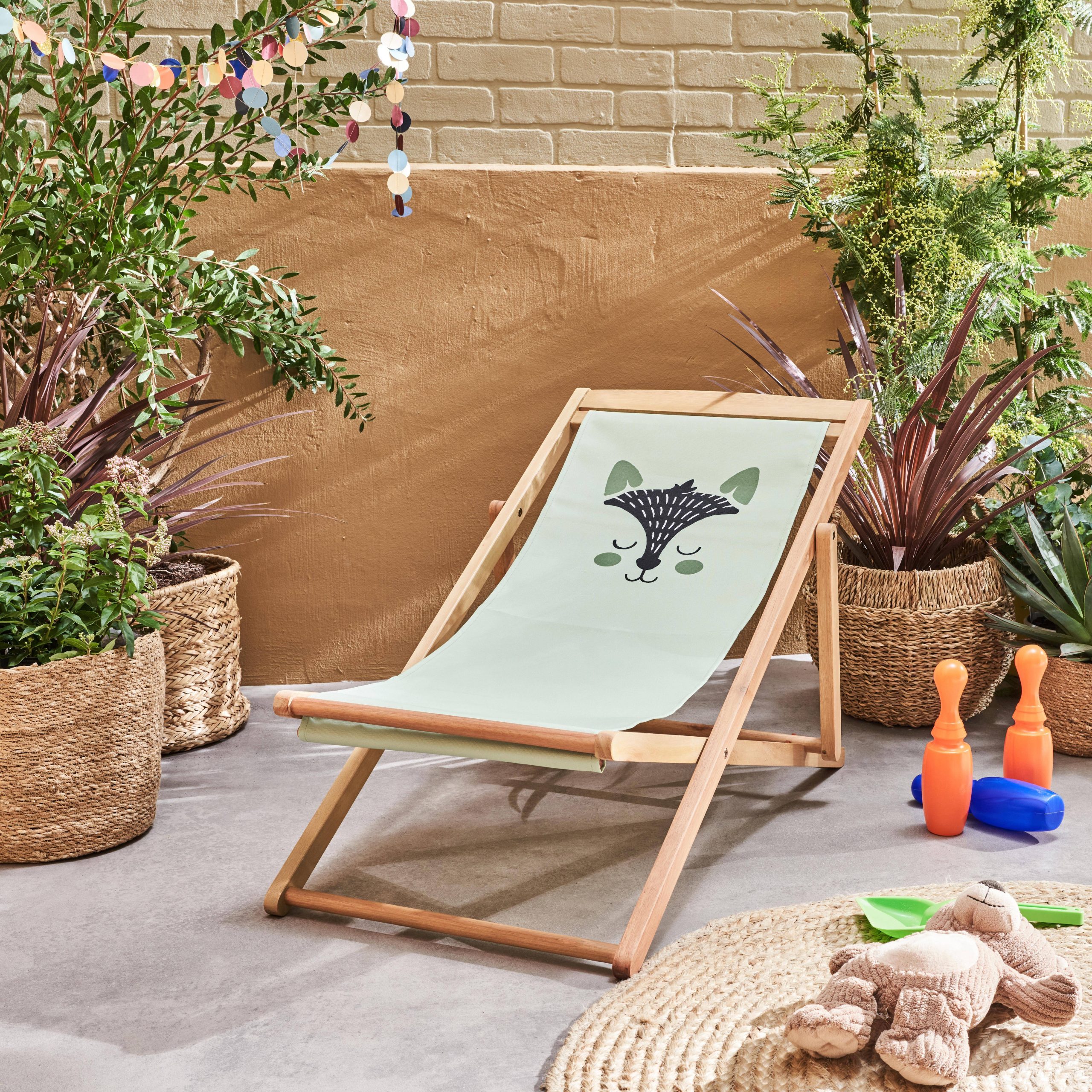 Children’s wooden lounger with motifs